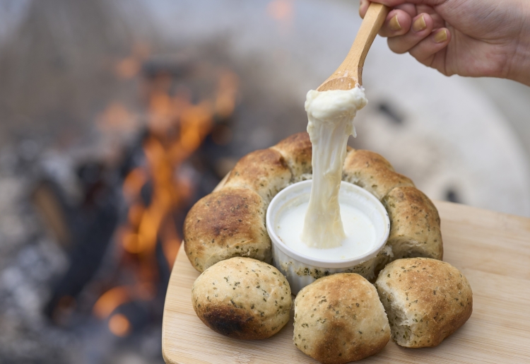 焚火とダッチオーブンで焼き上げる！「ハーブ香るパンづくり」