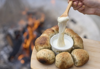 焚火とダッチオーブンで焼き上げる！「ハーブ香るパンづくり」